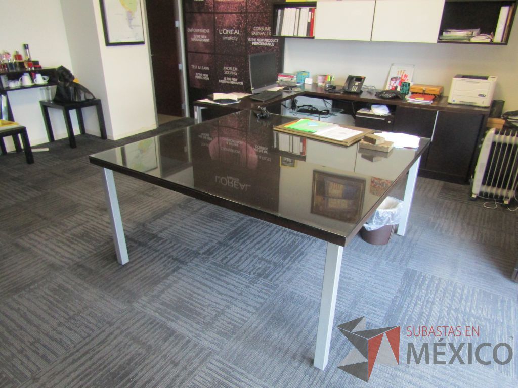 Lote 033 - Mesa de sala de juntas cuadrada para 8 personas con 4 patas metálicas y cubierta protectora de vidrio - Imagen 5