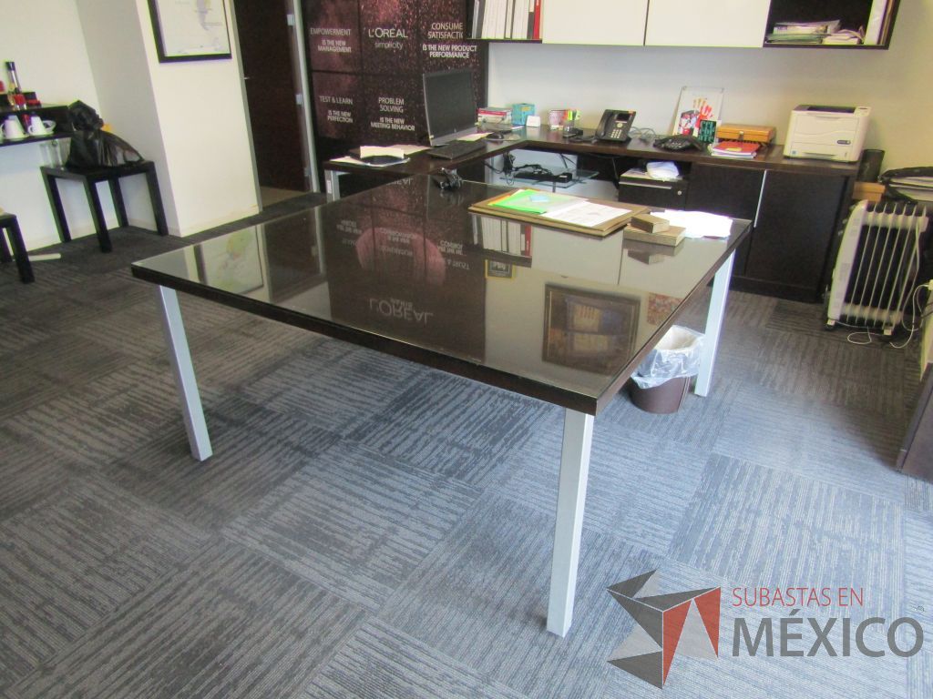 Lote 033 - Mesa de sala de juntas cuadrada para 8 personas con 4 patas metálicas y cubierta protectora de vidrio - Imagen 6