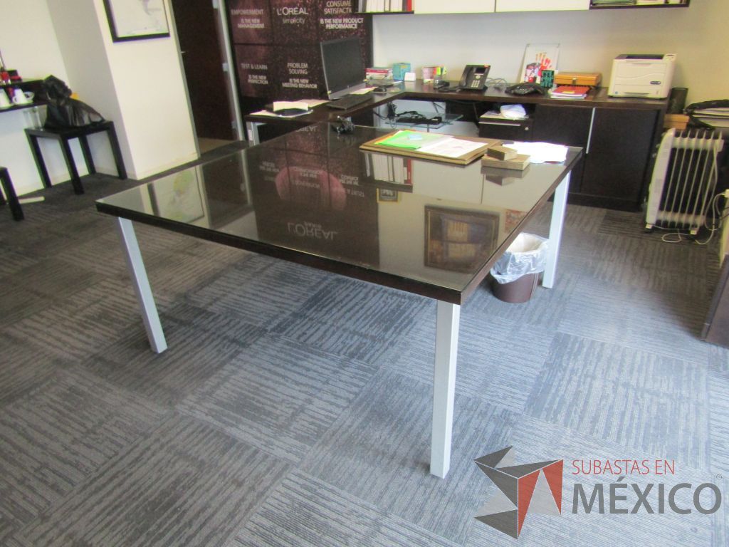Lote 033 - Mesa de sala de juntas cuadrada para 8 personas con 4 patas metálicas y cubierta protectora de vidrio - Imagen 7