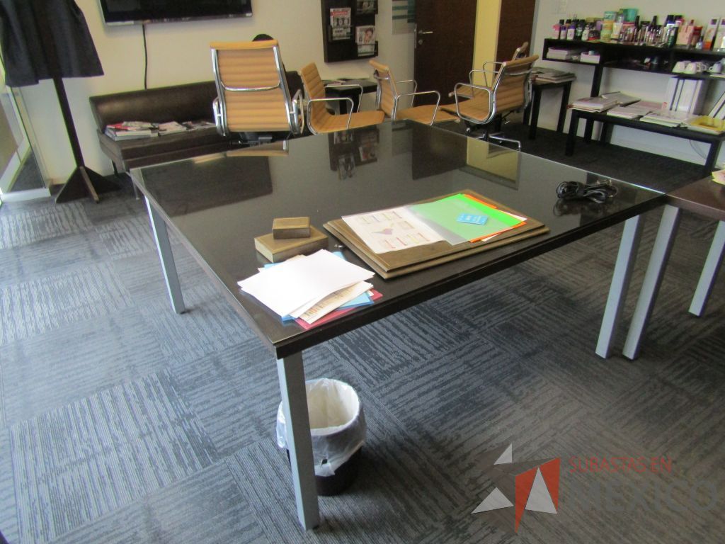 Lote 033 - Mesa de sala de juntas cuadrada para 8 personas con 4 patas metálicas y cubierta protectora de vidrio - Imagen 8