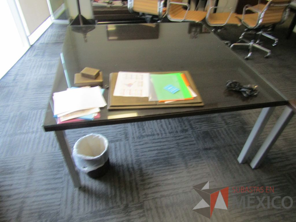 Lote 033 - Mesa de sala de juntas cuadrada para 8 personas con 4 patas metálicas y cubierta protectora de vidrio - Imagen 9