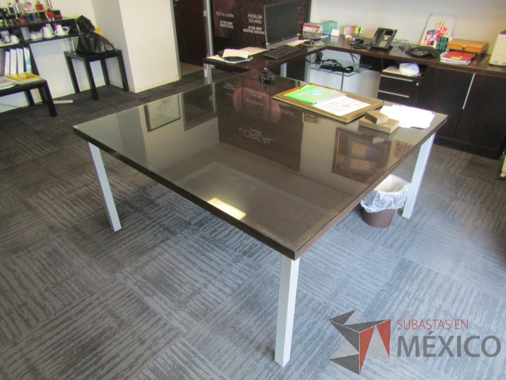 Lote 033 - Mesa de sala de juntas cuadrada para 8 personas con 4 patas metálicas y cubierta protectora de vidrio - Imagen 10