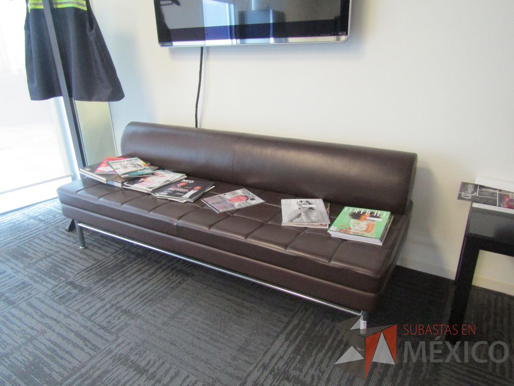 Lote 080 - Sillón de 3 plazas con 4 patas metálicas, asiento y respaldo en tipo piel color café