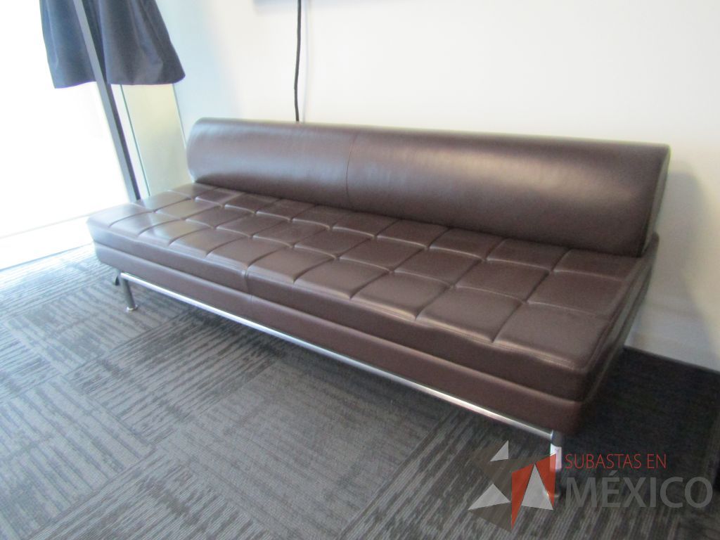 Lote 080 - Sillón de 3 plazas con 4 patas metálicas, asiento y respaldo en tipo piel color café - Imagen 2