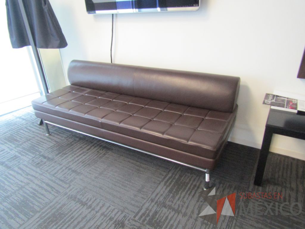 Lote 080 - Sillón de 3 plazas con 4 patas metálicas, asiento y respaldo en tipo piel color café - Imagen 3