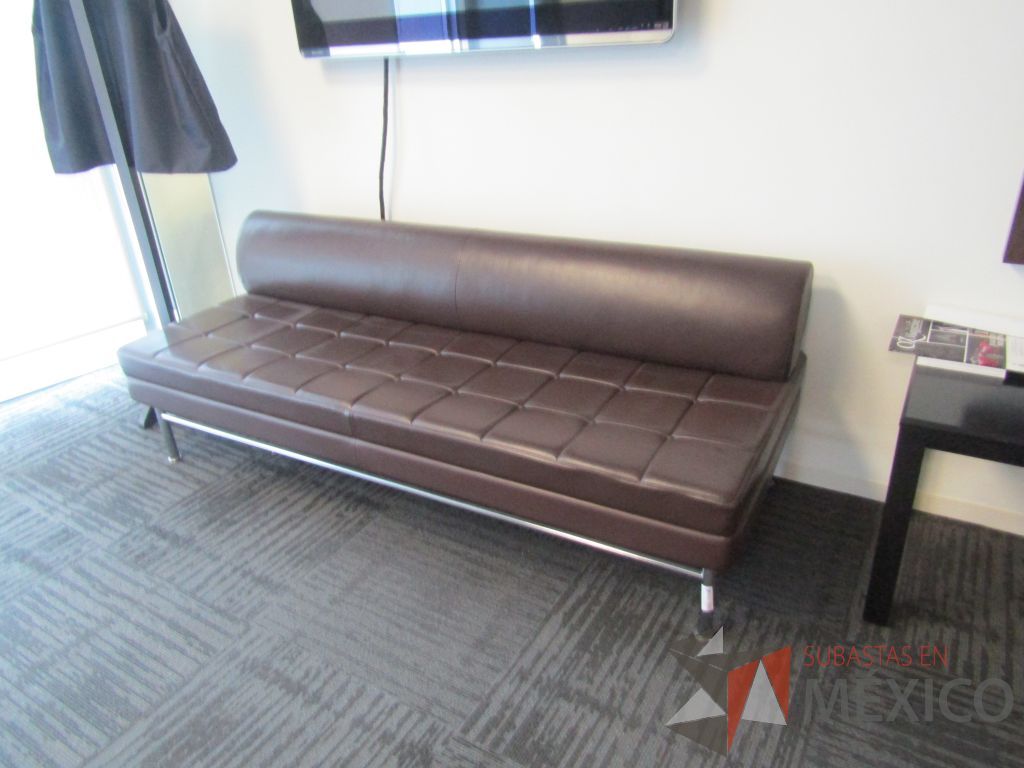 Lote 080 - Sillón de 3 plazas con 4 patas metálicas, asiento y respaldo en tipo piel color café - Imagen 4