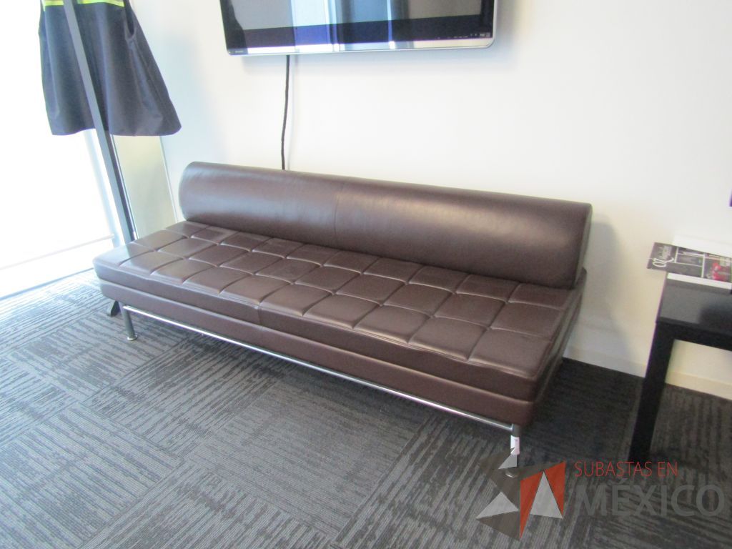Lote 080 - Sillón de 3 plazas con 4 patas metálicas, asiento y respaldo en tipo piel color café - Imagen 5