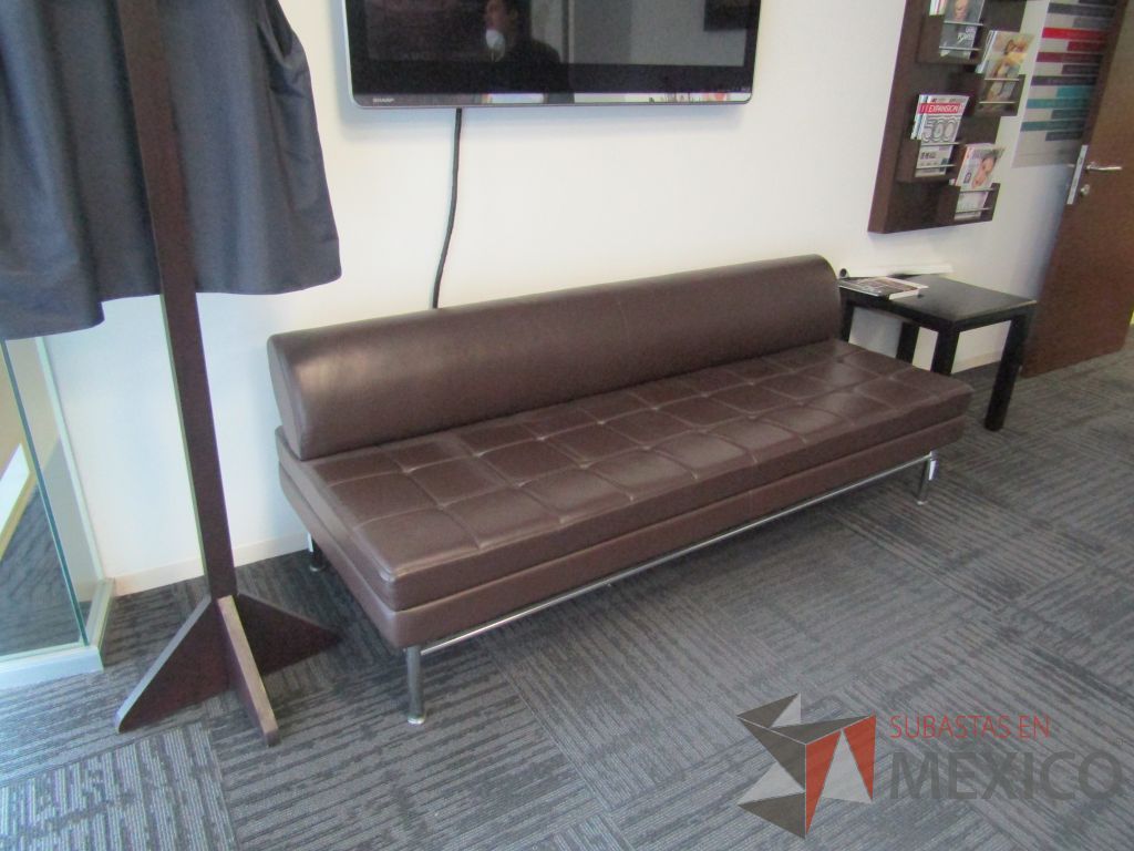 Lote 080 - Sillón de 3 plazas con 4 patas metálicas, asiento y respaldo en tipo piel color café - Imagen 6