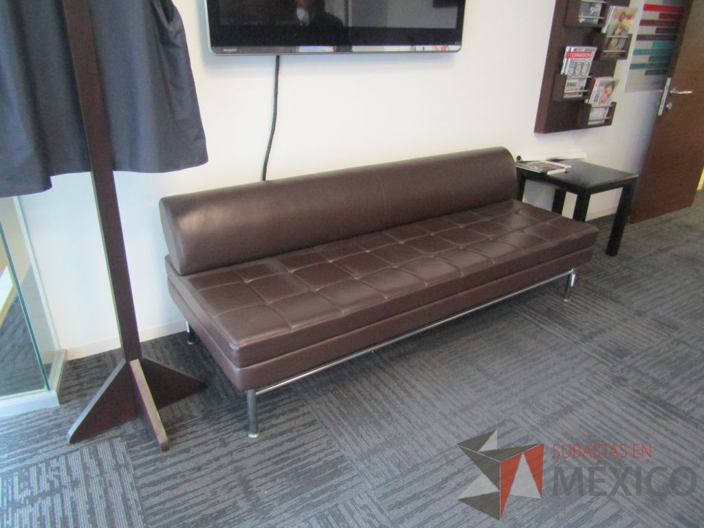 Lote 080 - Sillón de 3 plazas con 4 patas metálicas, asiento y respaldo en tipo piel color café - Imagen 7