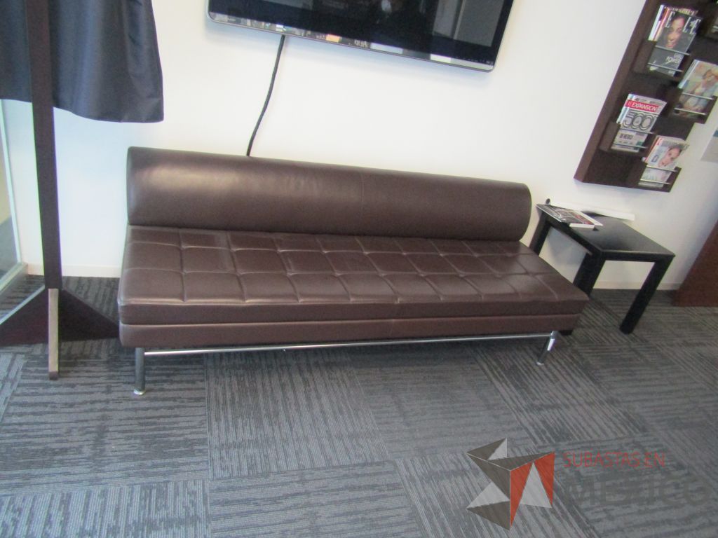 Lote 080 - Sillón de 3 plazas con 4 patas metálicas, asiento y respaldo en tipo piel color café - Imagen 8