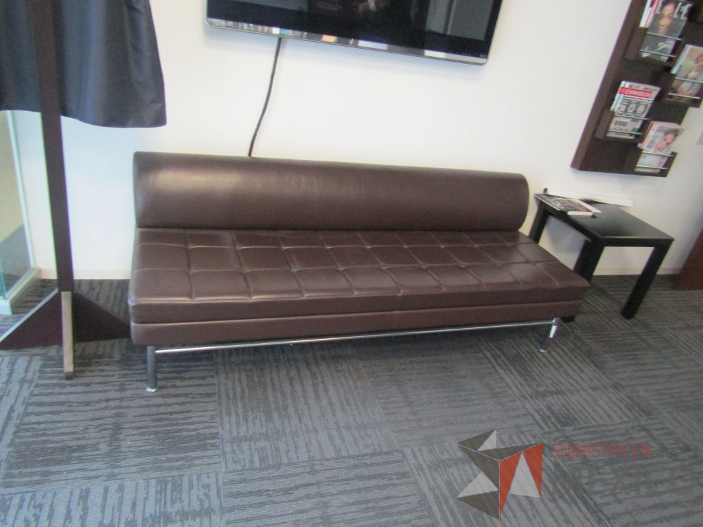 Lote 080 - Sillón de 3 plazas con 4 patas metálicas, asiento y respaldo en tipo piel color café - Imagen 9