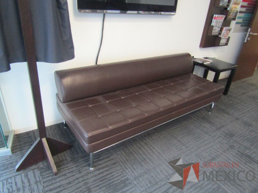 Lote 080 - Sillón de 3 plazas con 4 patas metálicas, asiento y respaldo en tipo piel color café - Imagen 10