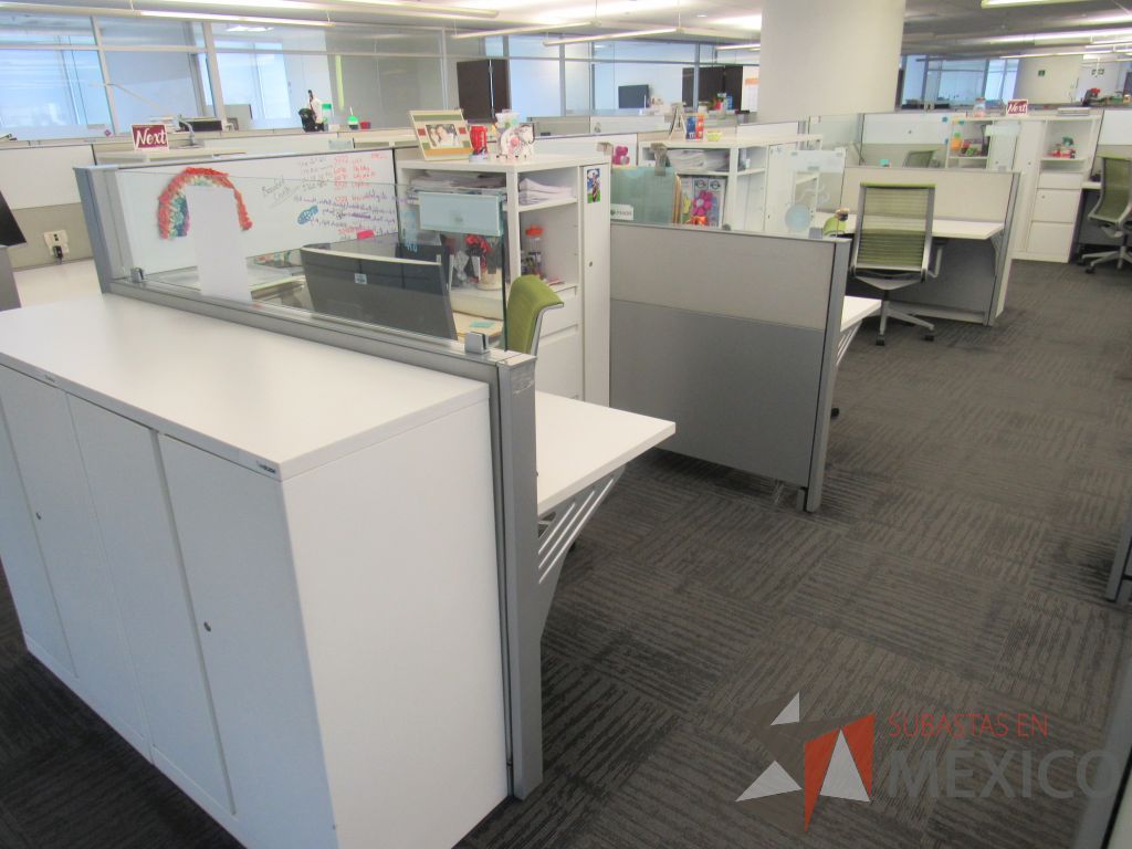 Lote 249 - Estación de trabajo para 3 personas con 3 gabinetes altos metálicos color blanco.