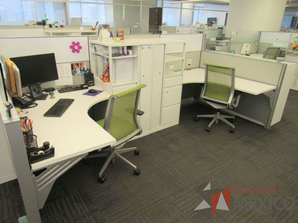 Lote 249 - Estación de trabajo para 3 personas con 3 gabinetes altos metálicos color blanco. - Imagen 2