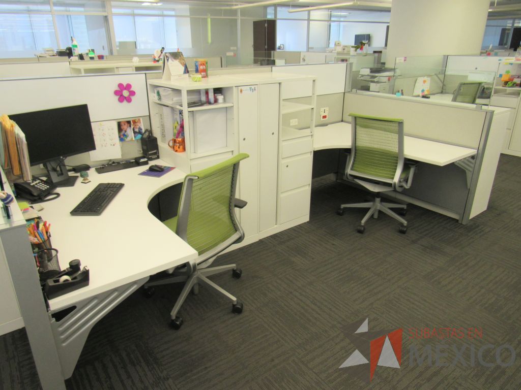 Lote 249 - Estación de trabajo para 3 personas con 3 gabinetes altos metálicos color blanco. - Imagen 3