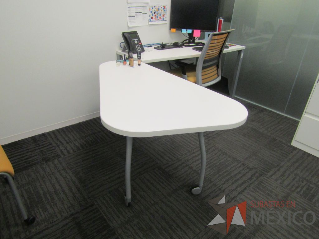 Lote 031 - Oficina Operativa con Escritorio, Mesa de Apoyo Triangular con Ruedas y Gabinete - Imagen 10