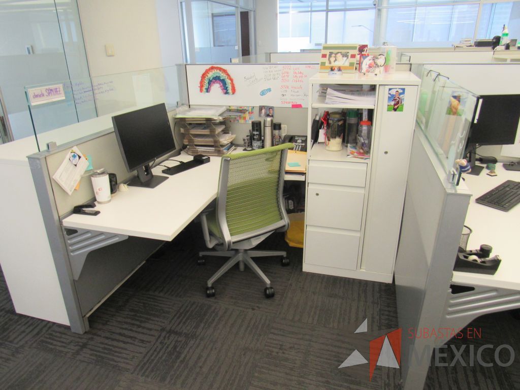 Lote 249 - Estación de trabajo para 3 personas con 3 gabinetes altos metálicos color blanco. - Imagen 4