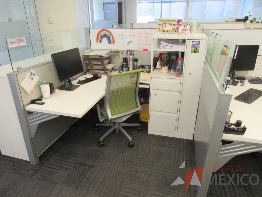 Lote 249 - Estación de trabajo para 3 personas con 3 gabinetes altos metálicos color blanco. - Imagen 5