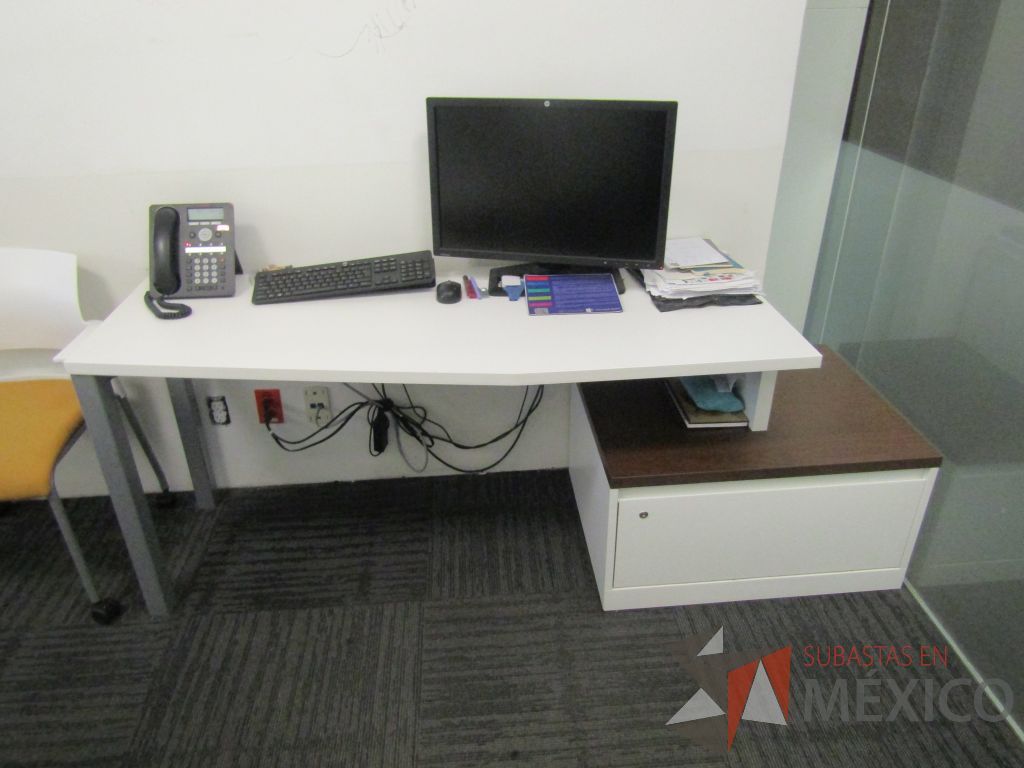 Lote 031 - Oficina Operativa con Escritorio, Mesa de Apoyo Triangular con Ruedas y Gabinete - Imagen 12