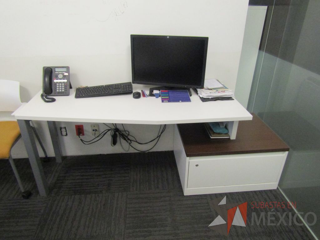 Lote 031 - Oficina Operativa con Escritorio, Mesa de Apoyo Triangular con Ruedas y Gabinete - Imagen 13