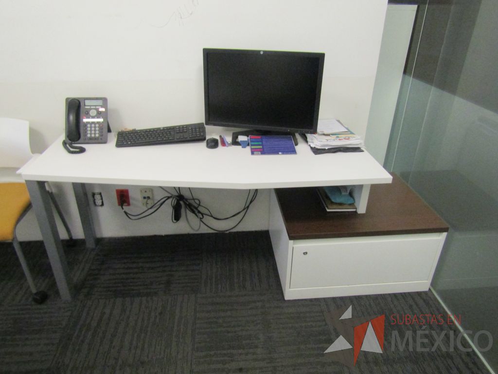 Lote 031 - Oficina Operativa con Escritorio, Mesa de Apoyo Triangular con Ruedas y Gabinete - Imagen 14