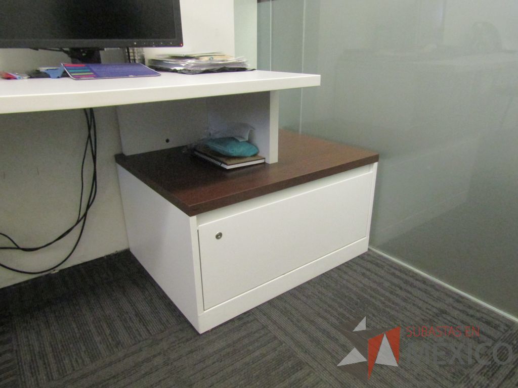 Lote 031 - Oficina Operativa con Escritorio, Mesa de Apoyo Triangular con Ruedas y Gabinete - Imagen 16