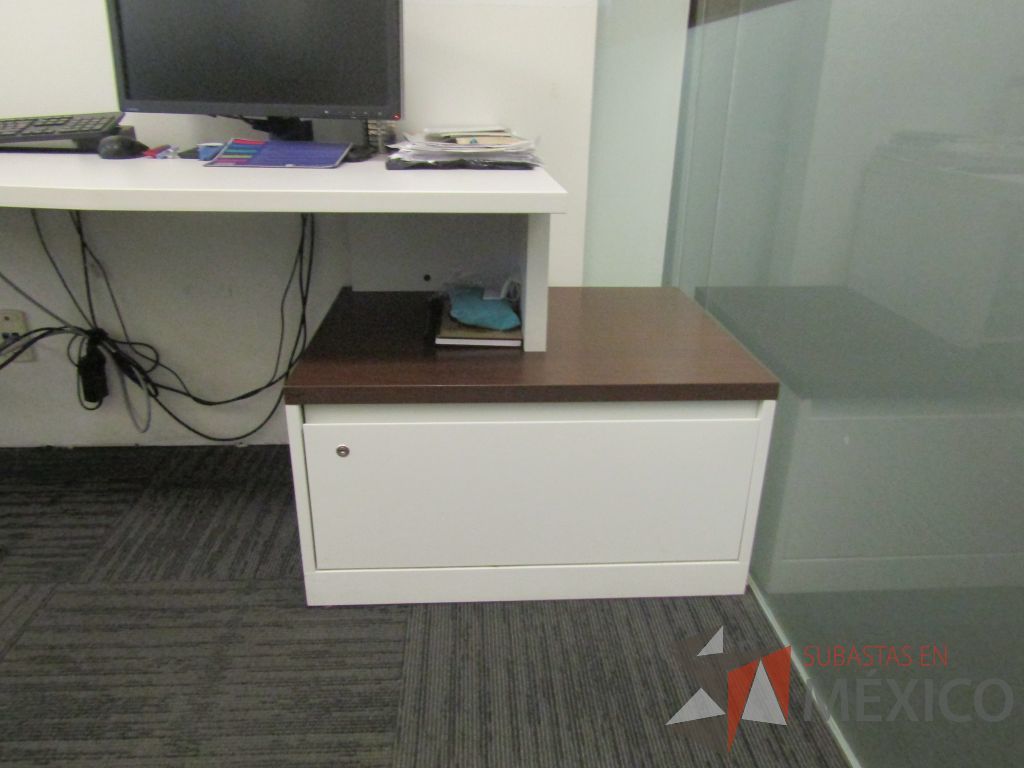 Lote 031 - Oficina Operativa con Escritorio, Mesa de Apoyo Triangular con Ruedas y Gabinete - Imagen 17