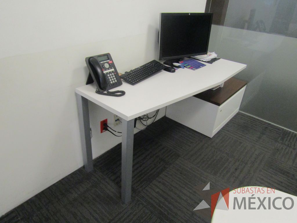 Lote 031 - Oficina Operativa con Escritorio, Mesa de Apoyo Triangular con Ruedas y Gabinete - Imagen 18
