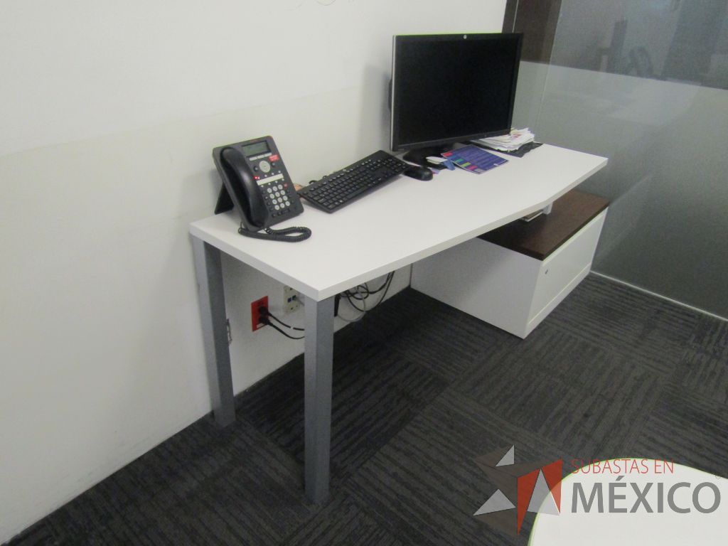 Lote 031 - Oficina Operativa con Escritorio, Mesa de Apoyo Triangular con Ruedas y Gabinete - Imagen 19