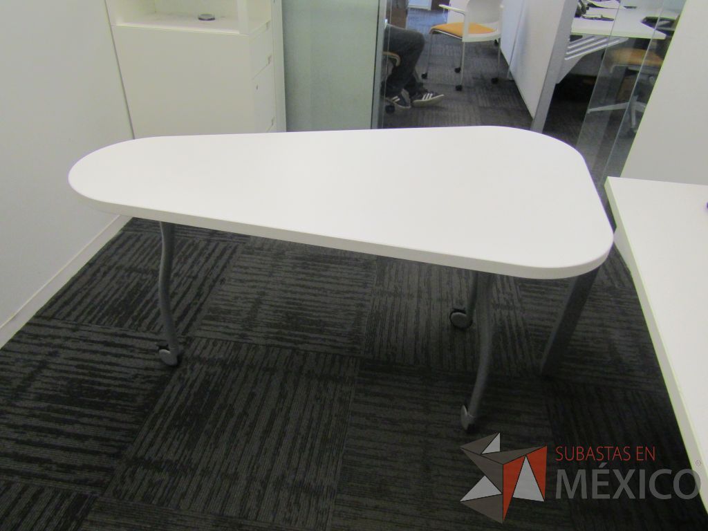 Lote 031 - Oficina Operativa con Escritorio, Mesa de Apoyo Triangular con Ruedas y Gabinete - Imagen 20