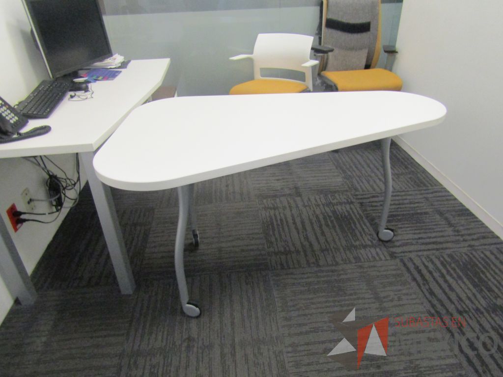 Lote 031 - Oficina Operativa con Escritorio, Mesa de Apoyo Triangular con Ruedas y Gabinete - Imagen 24