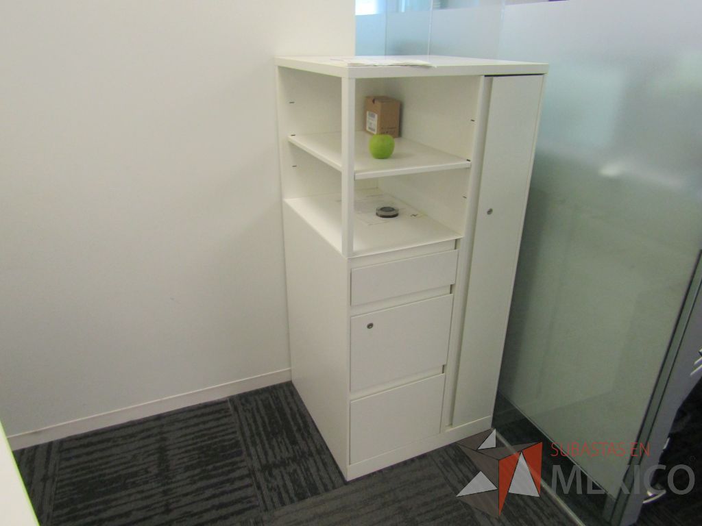Lote 169 - Gabinete metálico con 3 cajones, 1 puerta y 1 entrepaño color blanco. - Imagen 2