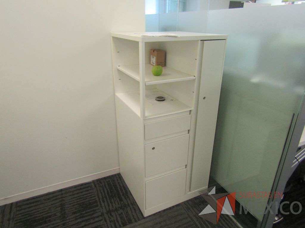 Lote 442 - Gabinete metálico con 3 cajones, 1 puerta y 1 entrepaño color blanco. - Imagen 3