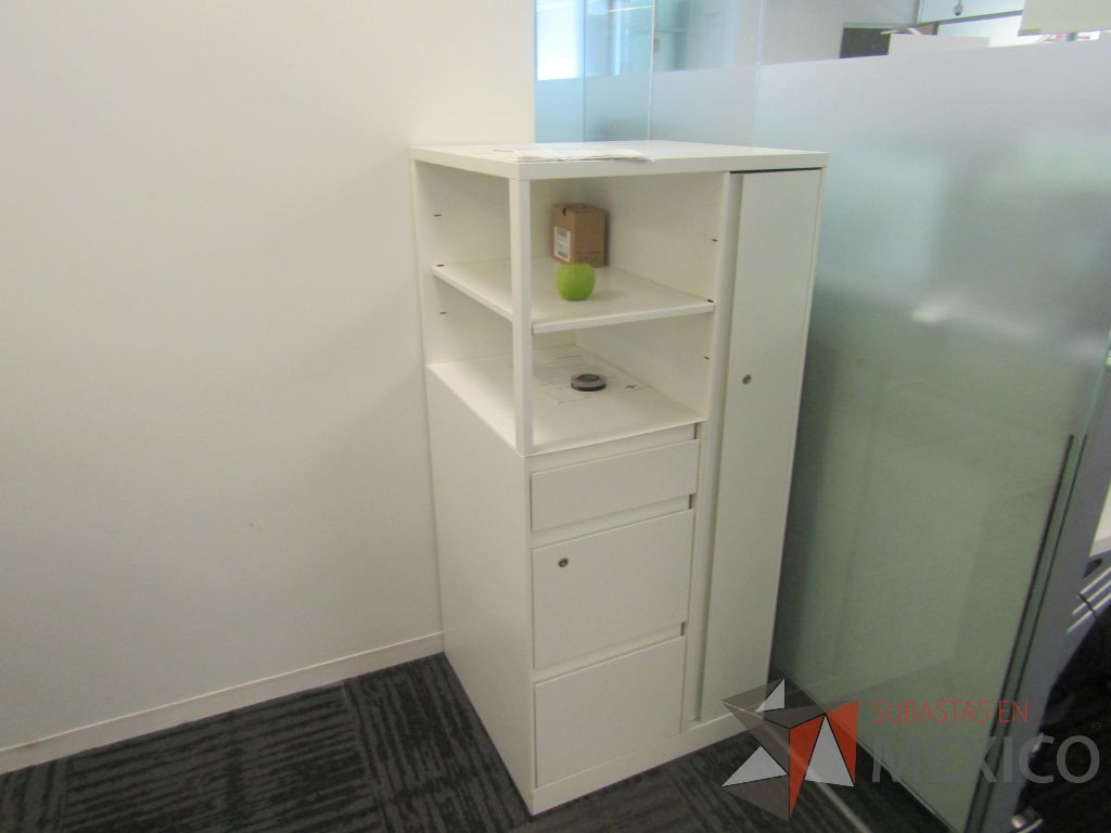 Lote 442 - Gabinete metálico con 3 cajones, 1 puerta y 1 entrepaño color blanco. - Imagen 4