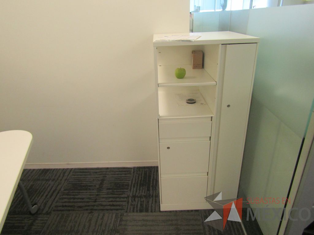 Lote 442 - Gabinete metálico con 3 cajones, 1 puerta y 1 entrepaño color blanco. - Imagen 5