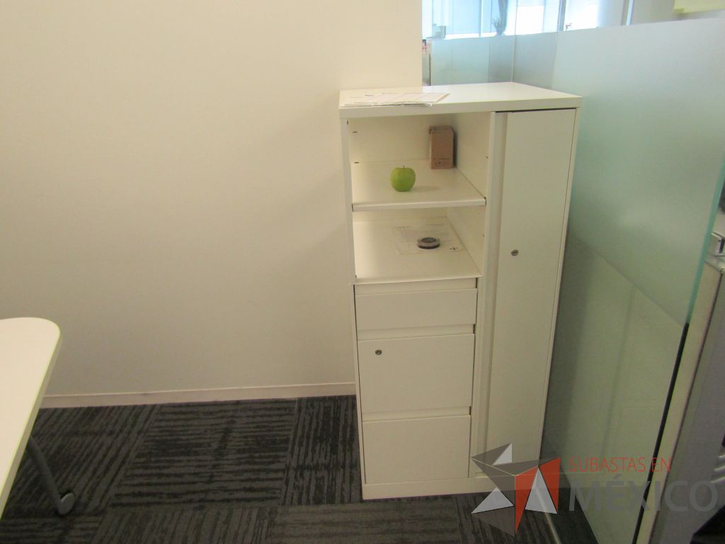 Lote 442 - Gabinete metálico con 3 cajones, 1 puerta y 1 entrepaño color blanco. - Imagen 6