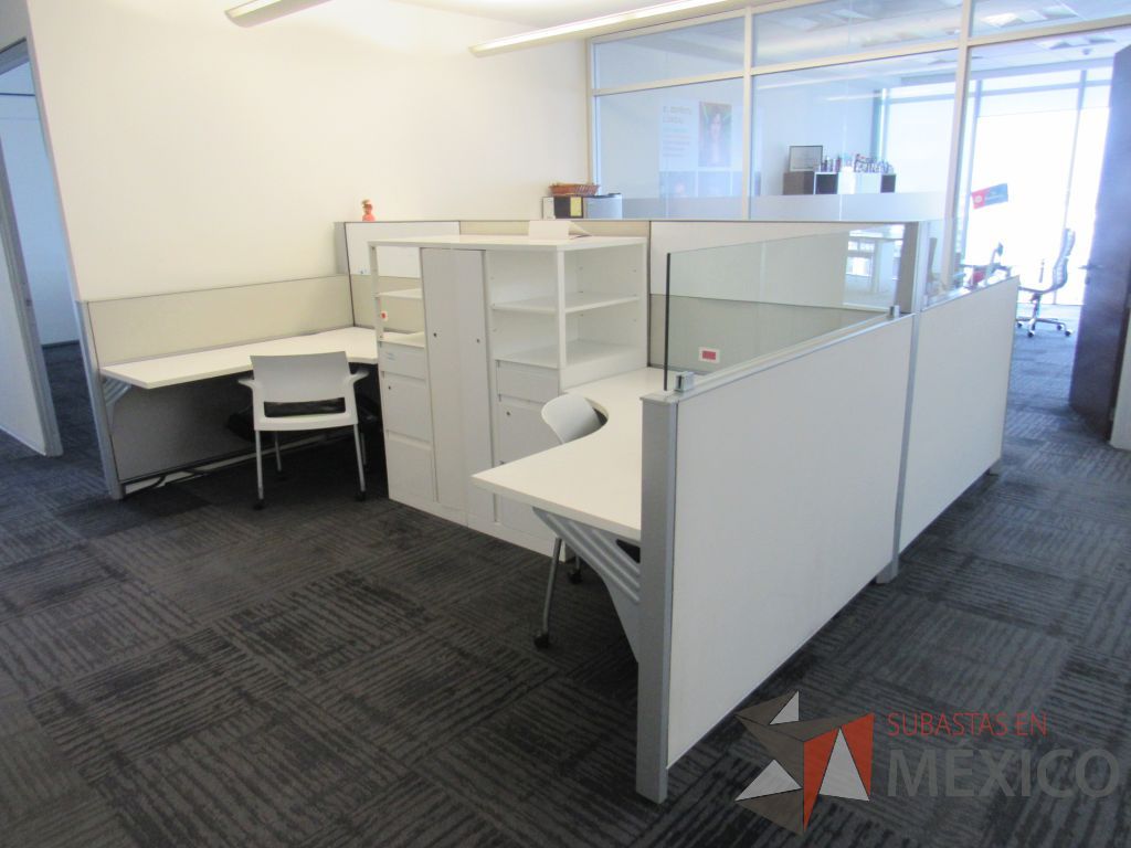 Lote 307 - Estación de trabajo para 3 personas con 3 gabinetes altos metálicos color blanco.