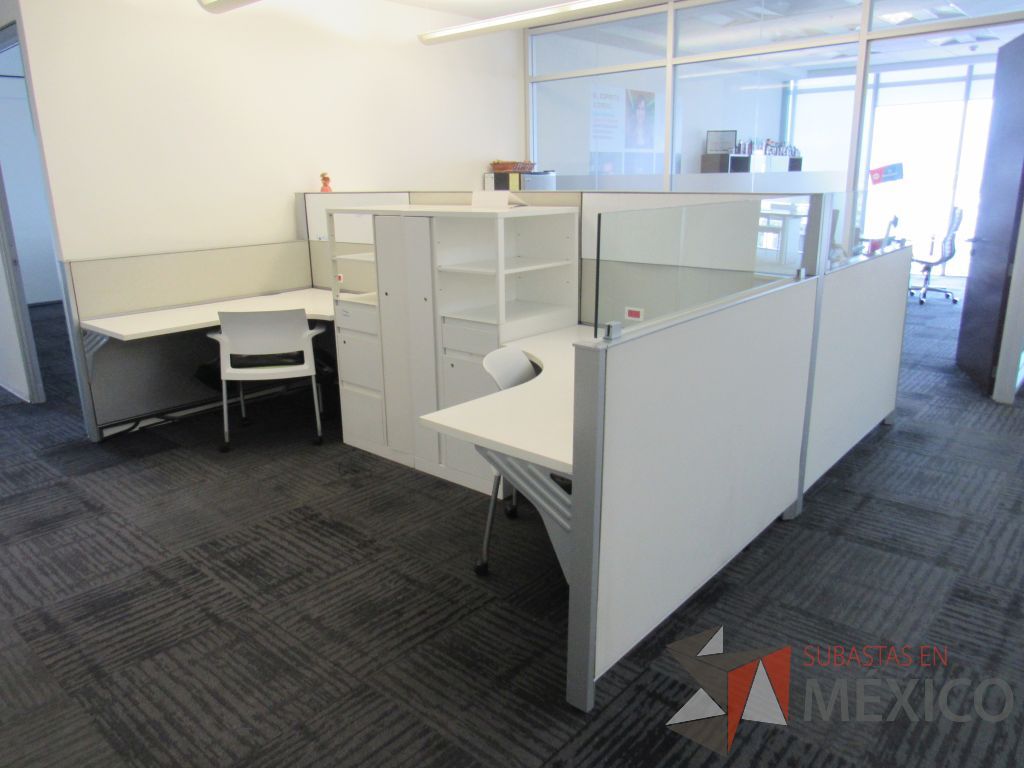 Lote 307 - Estación de trabajo para 3 personas con 3 gabinetes altos metálicos color blanco. - Imagen 3