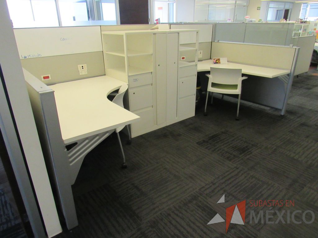 Lote 307 - Estación de trabajo para 3 personas con 3 gabinetes altos metálicos color blanco. - Imagen 4