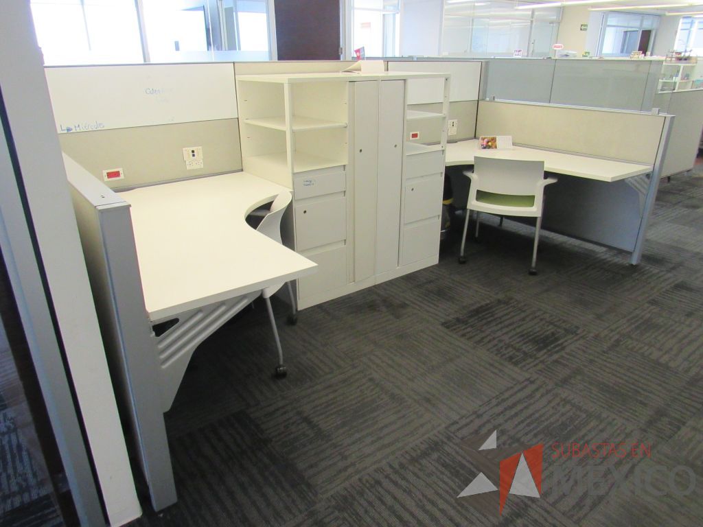 Lote 307 - Estación de trabajo para 3 personas con 3 gabinetes altos metálicos color blanco. - Imagen 5