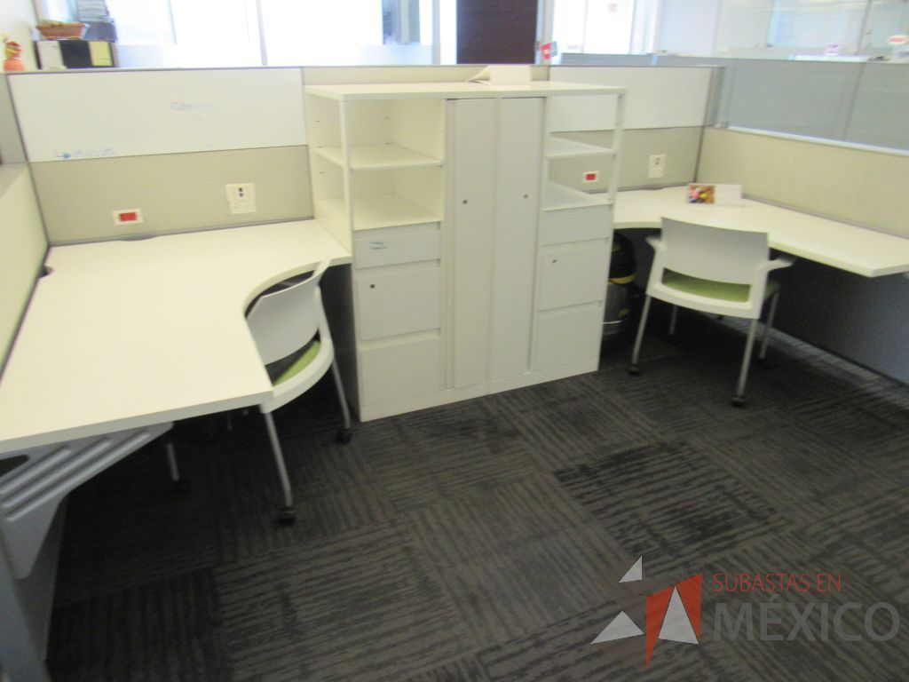 Lote 307 - Estación de trabajo para 3 personas con 3 gabinetes altos metálicos color blanco. - Imagen 6