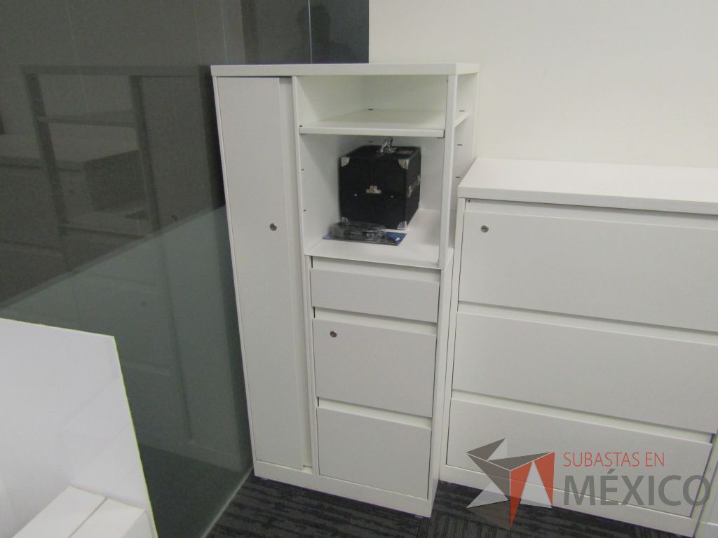 Lote 169 - Gabinete metálico con 3 cajones, 1 puerta y 1 entrepaño color blanco. - Imagen 7