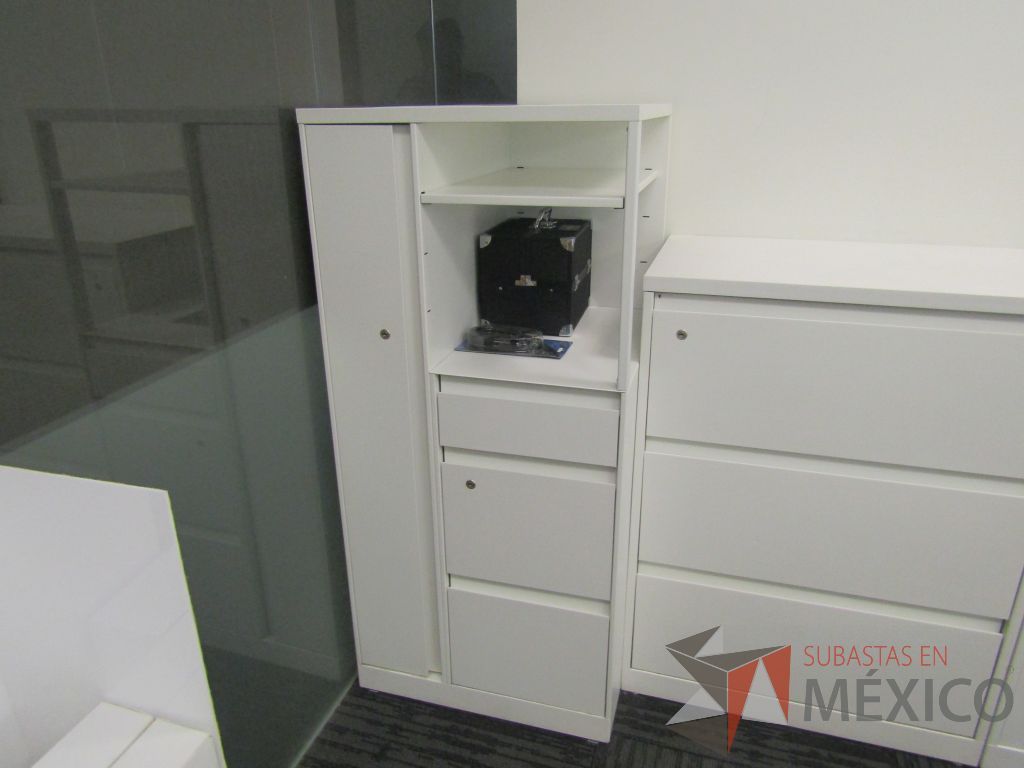 Lote 442 - Gabinete metálico con 3 cajones, 1 puerta y 1 entrepaño color blanco.