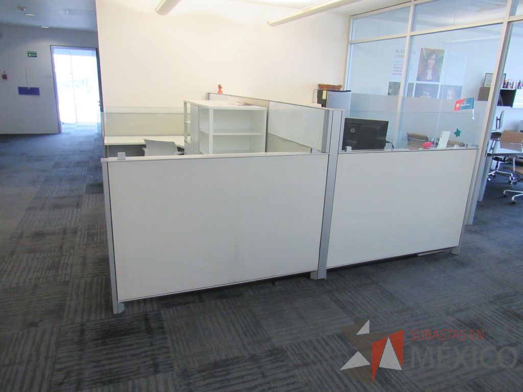 Lote 307 - Estación de trabajo para 3 personas con 3 gabinetes altos metálicos color blanco. - Imagen 7