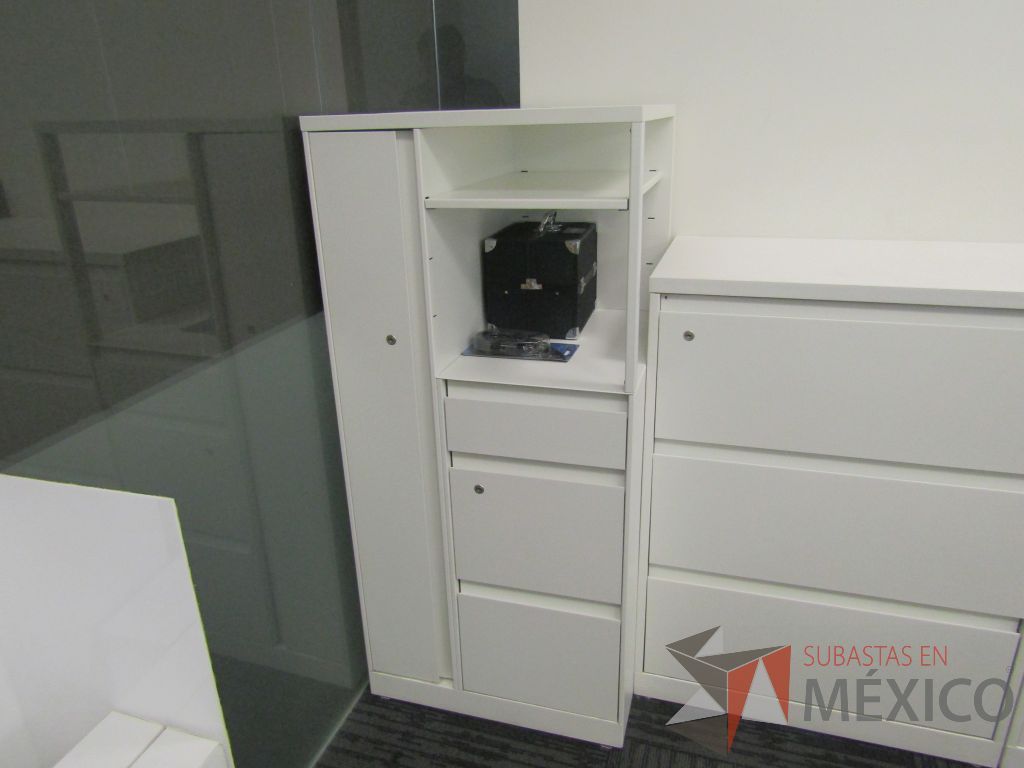 Lote 442 - Gabinete metálico con 3 cajones, 1 puerta y 1 entrepaño color blanco. - Imagen 8