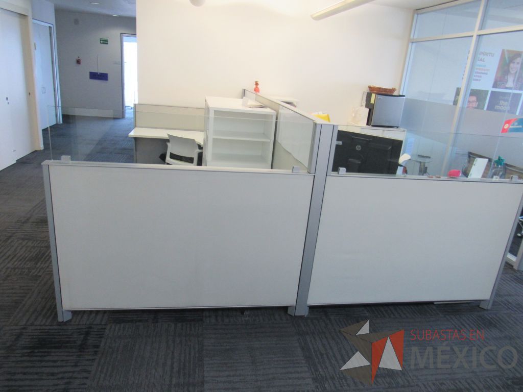 Lote 307 - Estación de trabajo para 3 personas con 3 gabinetes altos metálicos color blanco. - Imagen 8