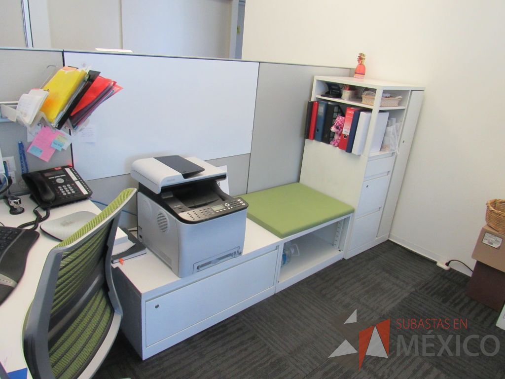Lote 307 - Estación de trabajo para 3 personas con 3 gabinetes altos metálicos color blanco. - Imagen 9