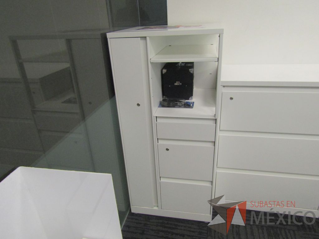 Lote 169 - Gabinete metálico con 3 cajones, 1 puerta y 1 entrepaño color blanco. - Imagen 10