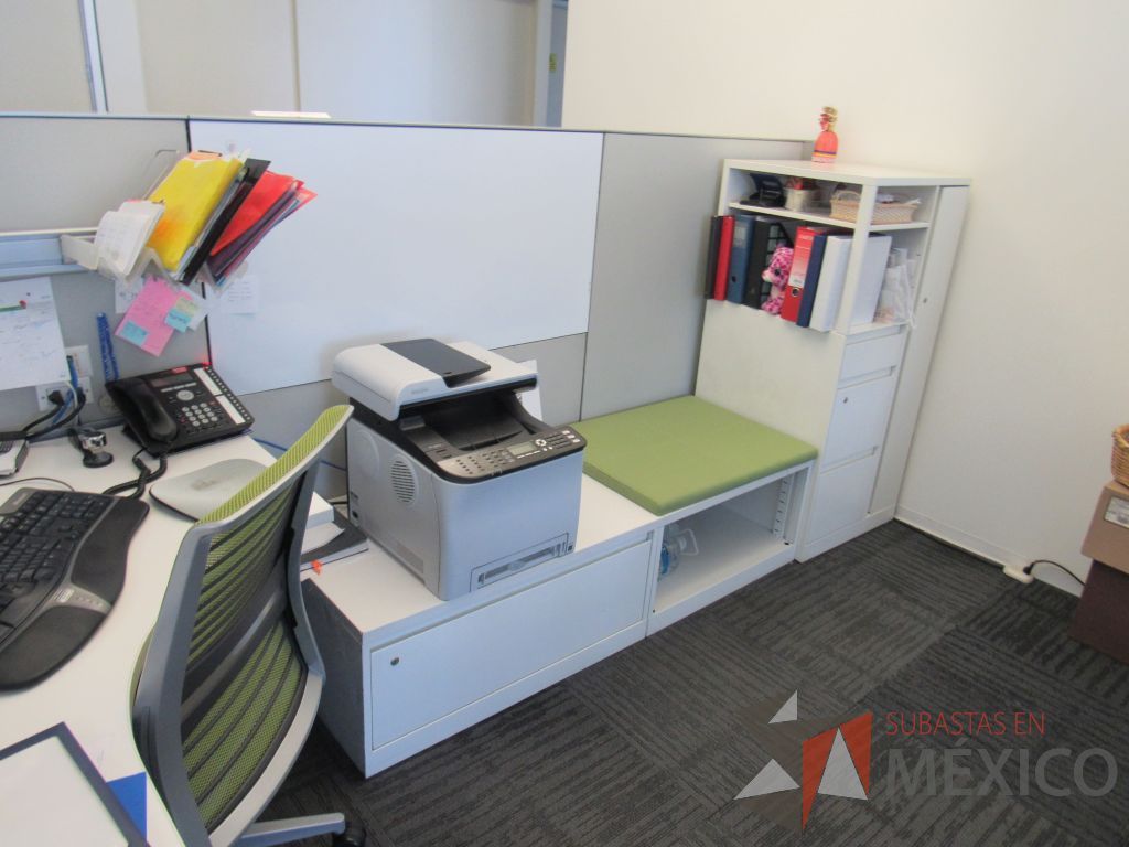 Lote 307 - Estación de trabajo para 3 personas con 3 gabinetes altos metálicos color blanco. - Imagen 10