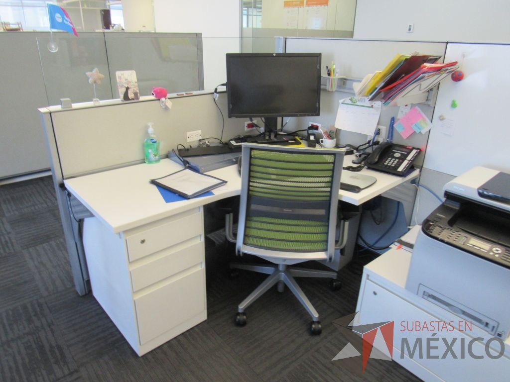 Lote 307 - Estación de trabajo para 3 personas con 3 gabinetes altos metálicos color blanco. - Imagen 11